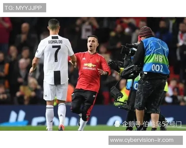 球迷疯狂冲场内抢C罗球衣欧冠赛场上演奇葩一幕